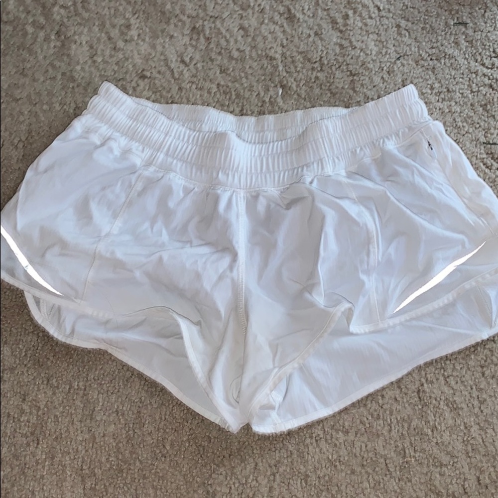 lululemon size 6 white hotty hot ll shorts